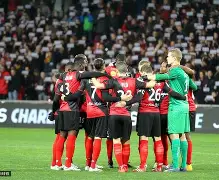 包含甘冈球员突然离队，引起球迷困惑的词条